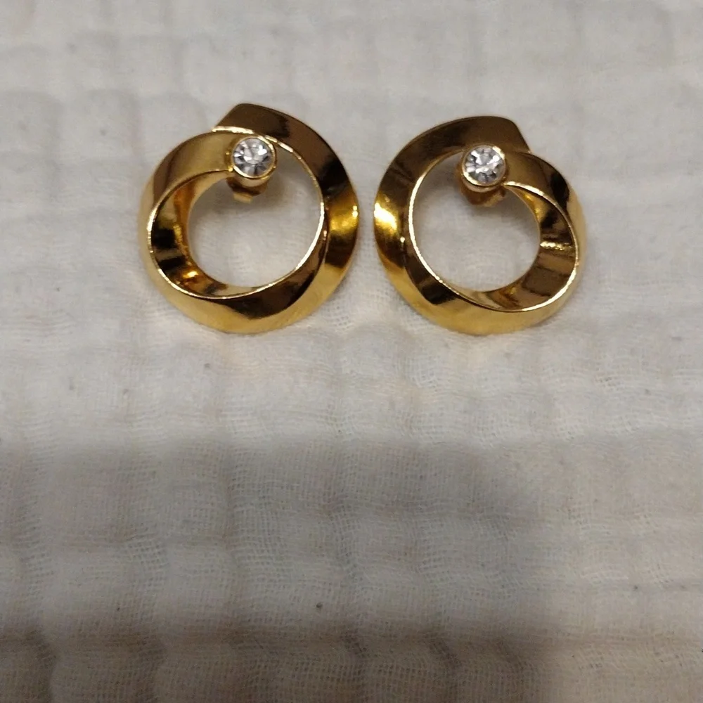 Vintage, 1990 Gold tone swirl ribbon circle and clear rhinestone pierced earring - Picture 2 of 3